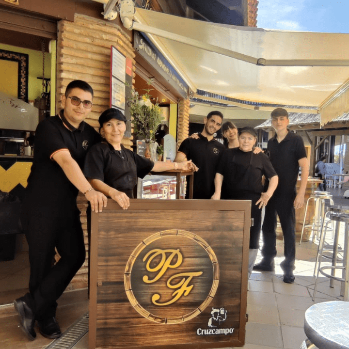 Personal de la Bodeguita El Pan frito